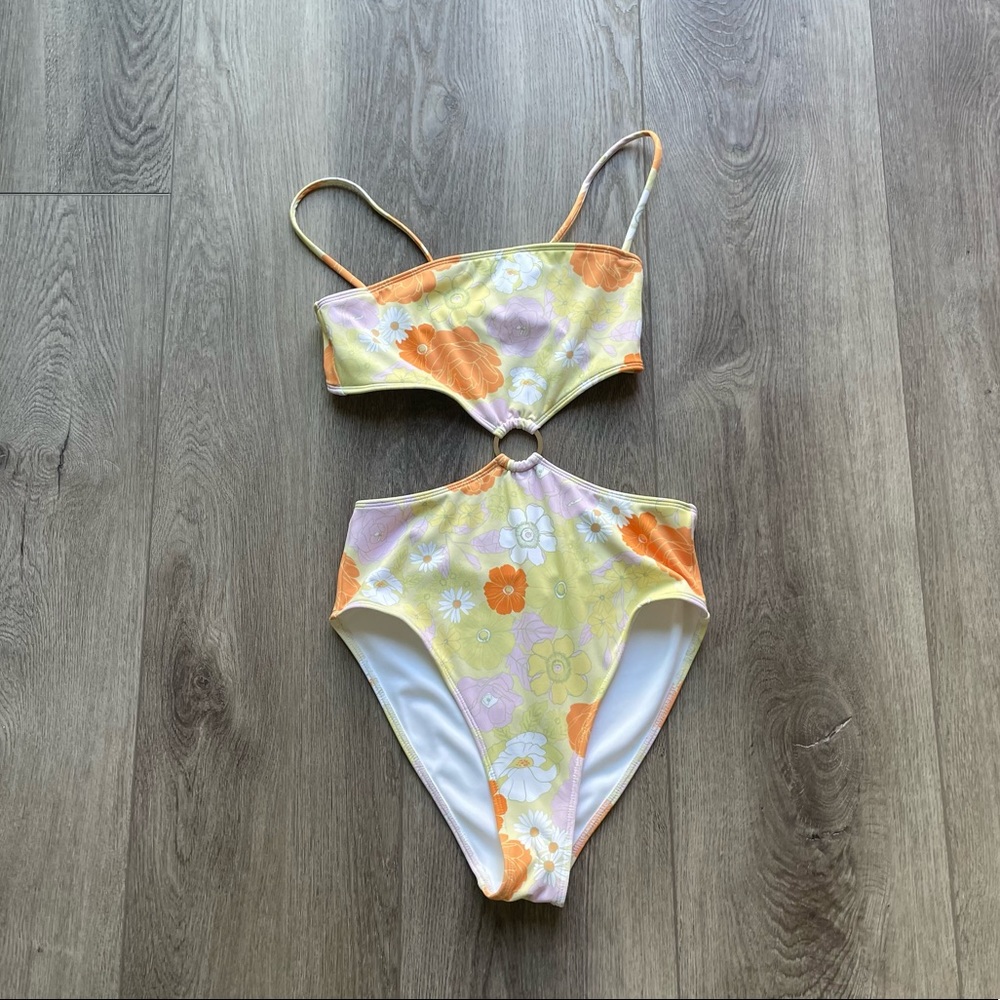 CHARLIE HOLIDAY DEVIN ONE PIECE FLORAL CUT OUT BIKINI SWIMWEAR SIZE SMALL NEW